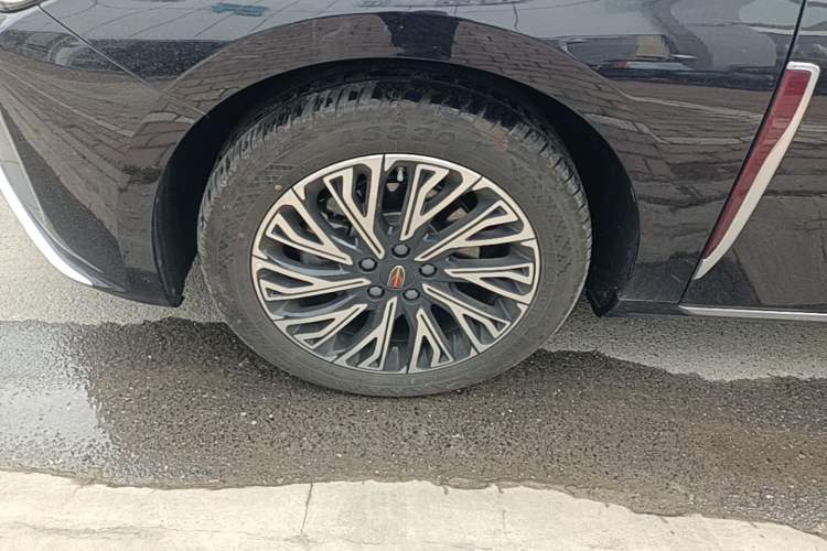 Used Hongqi H5 2025 2.0T Automatic Flag Edition – 500 000 Units Commemorative Version Left Front Wheel Hub