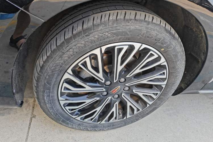 Used Hongqi H5 2025 2.0T Automatic Flag Edition – 500 000 Units Commemorative Version Left Front Wheel Hub