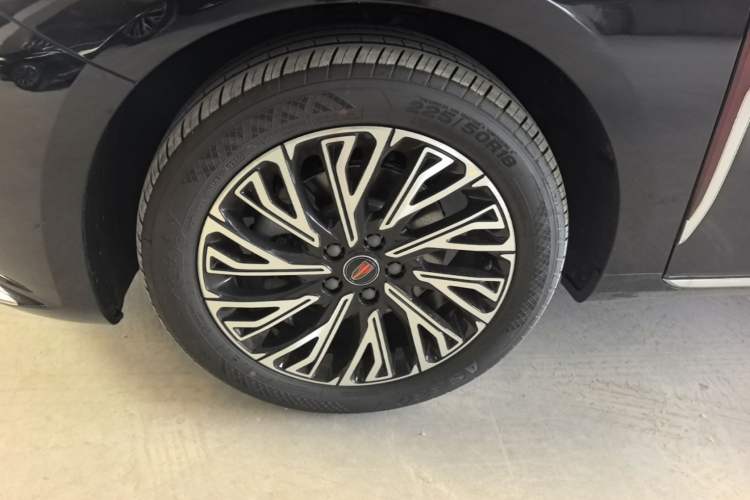 Used Hongqi H5 2025 2.0T Automatic Flag Edition – 500 000 Units Commemorative Version Left Front Wheel Hub