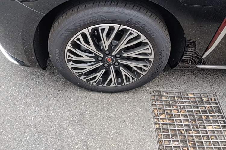 Used Hongqi H5 2025 2.0T Automatic Flag Edition – 500 000 Units Commemorative Version Left Front Wheel Hub