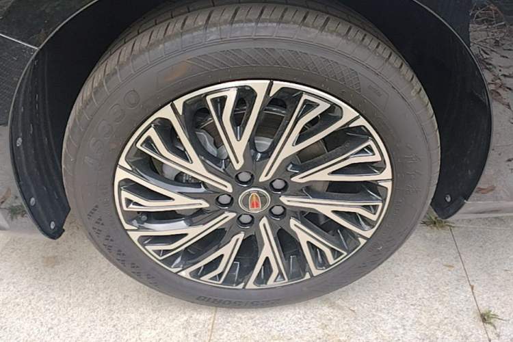 Used Hongqi H5 2025 2.0T Automatic Flag Edition – 500 000 Units Commemorative Version Left Front Wheel Hub