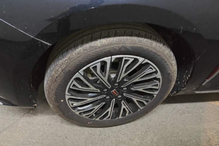 Used Hongqi H5 2025 2.0T Automatic Flag Edition – 500 000 Units Commemorative Version Left Front Wheel Hub