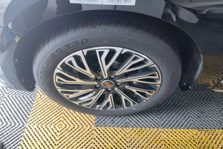 Used Hongqi H5 2025 2.0T Automatic Flag Edition – 500 000 Units Commemorative Version Left Front Wheel Hub