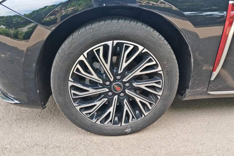Used Hongqi H5 2025 2.0T Automatic Flag Edition – 500 000 Units Commemorative Version Left Front Wheel Hub