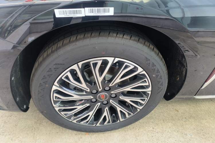 Used Hongqi H5 2025 2.0T Automatic Flag Edition – 500 000 Units Commemorative Version Left Front Wheel Hub