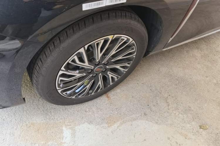 Used Hongqi H5 2025 2.0T Automatic Flag Edition – 500 000 Units Commemorative Version Left Front Wheel Hub