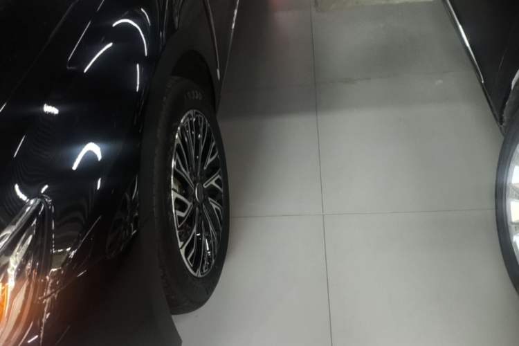Used Hongqi H5 2025 2.0T Automatic Flag Edition – 500 000 Units Commemorative Version Left Front Wheel Hub