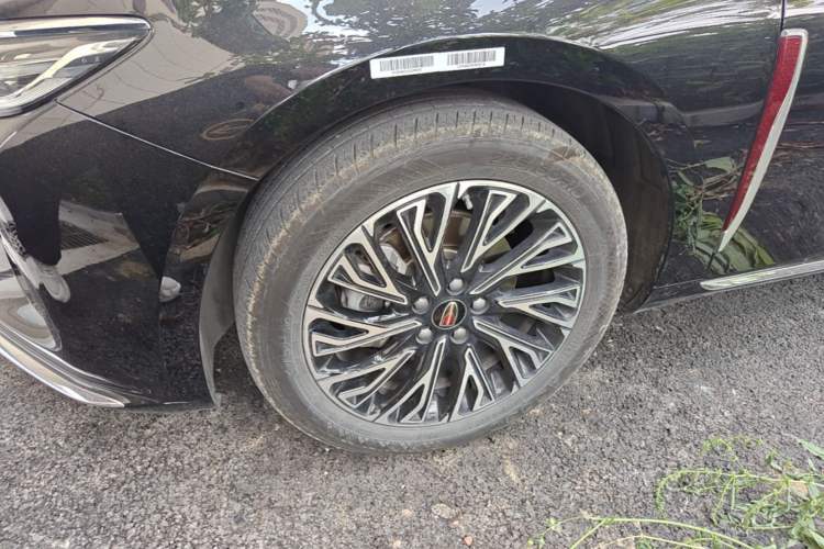 Used Hongqi H5 2025 2.0T Automatic Flag Edition – 500 000 Units Commemorative Version Left Front Wheel Hub