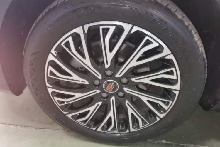 Used Hongqi H5 2025 2.0T Automatic Flag Edition – 500 000 Units Commemorative Version Left Front Wheel Hub