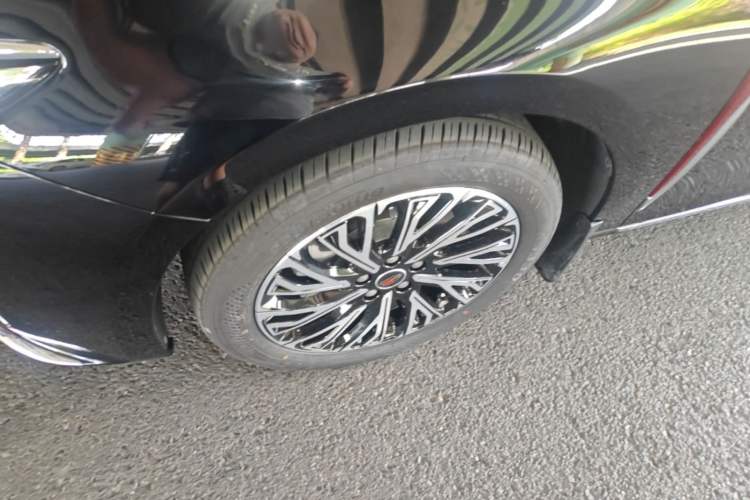 Used Hongqi H5 2025 2.0T Automatic Flag Edition – 500 000 Units Commemorative Version Left Front Wheel Hub
