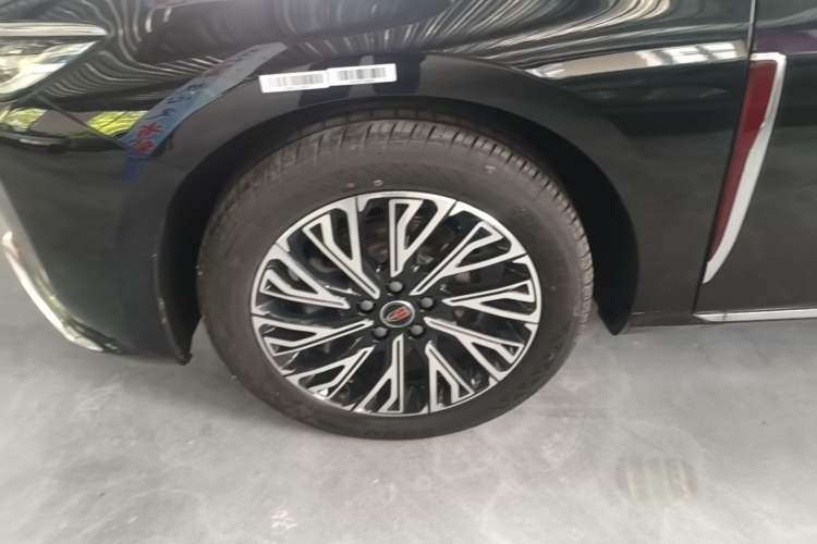 Used Hongqi H5 2025 2.0T Automatic Flag Edition – 500 000 Units Commemorative Version Left Front Wheel Hub