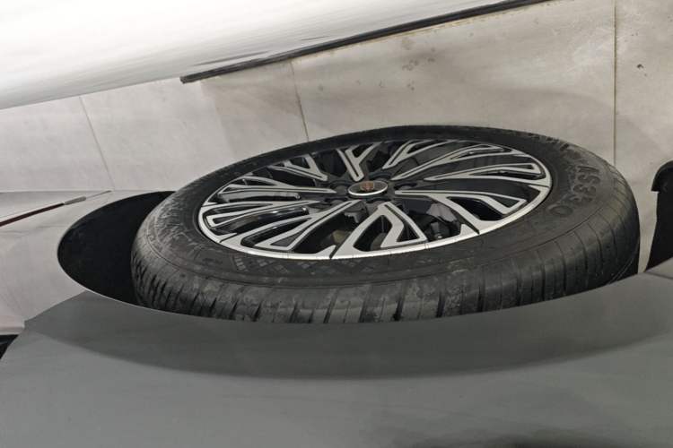 Used Hongqi H5 2025 2.0T Automatic Flag Edition – 500 000 Units Commemorative Version Left Front Wheel Hub
