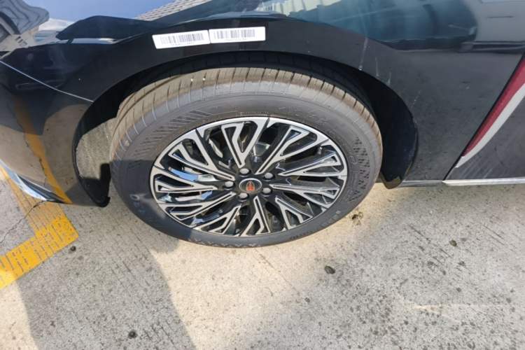 Used Hongqi H5 2025 2.0T Automatic Flag Edition – 500 000 Units Commemorative Version Left Front Wheel Hub
