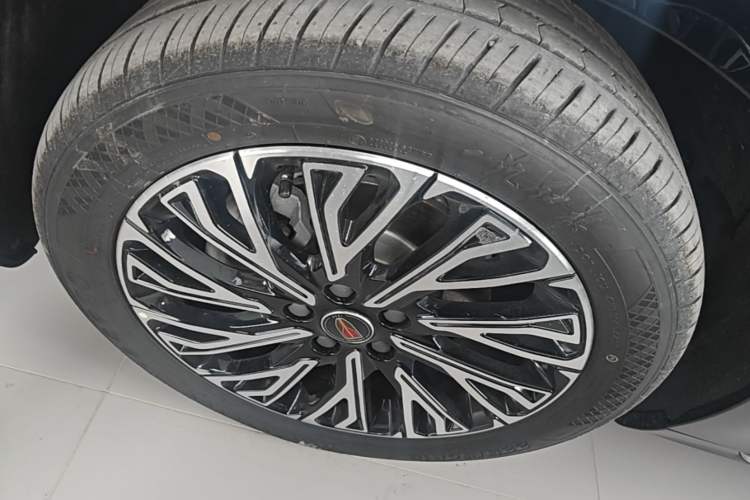 Used Hongqi H5 2025 2.0T Automatic Flag Edition – 500 000 Units Commemorative Version Left Front Wheel Hub