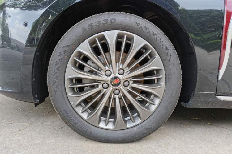 Used Hongqi H5 2025 2.0T Automatic Flag Edition – 500 000 Units Commemorative Version Left Front Wheel Hub