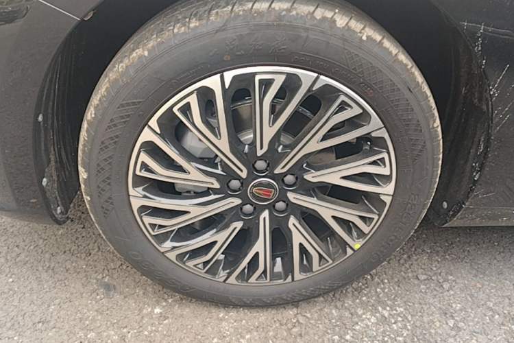 Used Hongqi H5 2025 2.0T Automatic Flag Edition – 500 000 Units Commemorative Version Left Front Wheel Hub