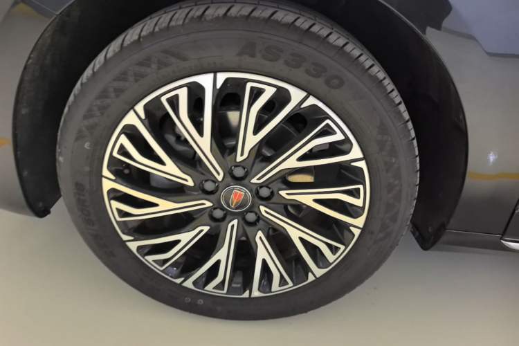 Used Hongqi H5 2025 2.0T Automatic Flag Edition – 500 000 Units Commemorative Version Left Front Wheel Hub