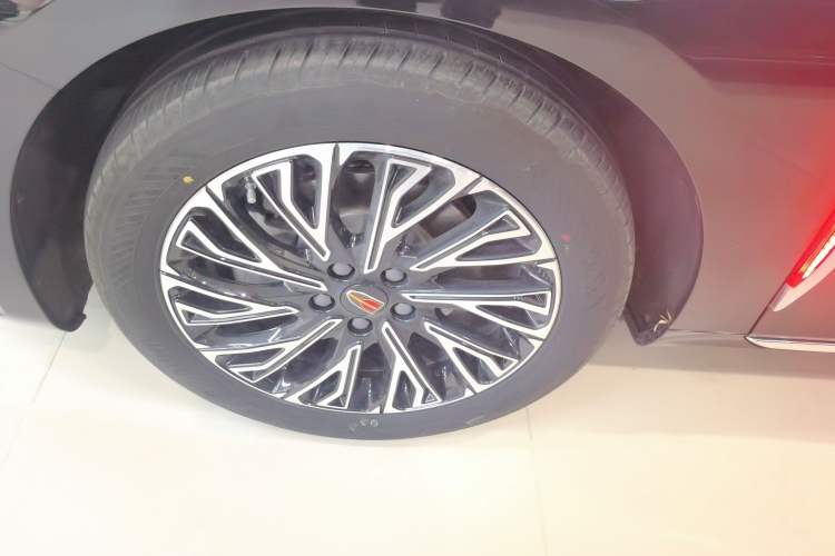 Used Hongqi H5 2025 2.0T Automatic Flag Edition – 500 000 Units Commemorative Version Left Front Wheel Hub