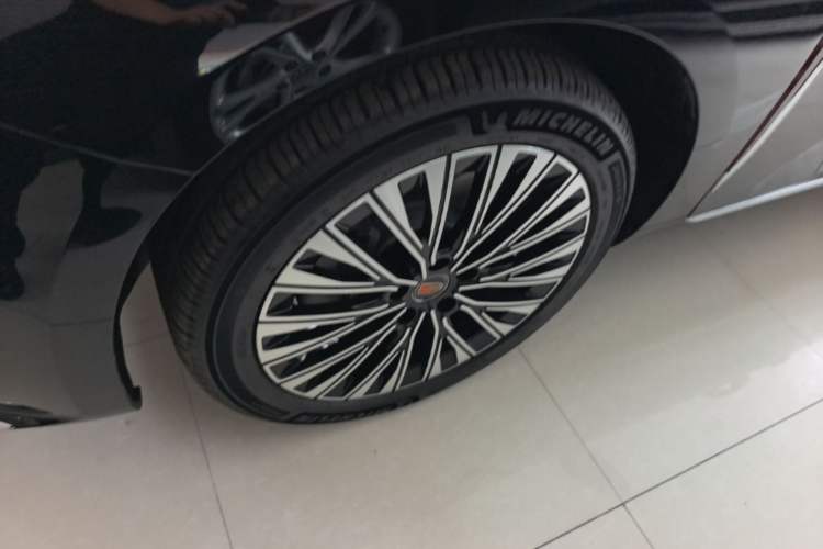 Used Hongqi H5 2025 2.0T Automatic Flag Edition – 500 000 Units Commemorative Version Left Front Wheel Hub