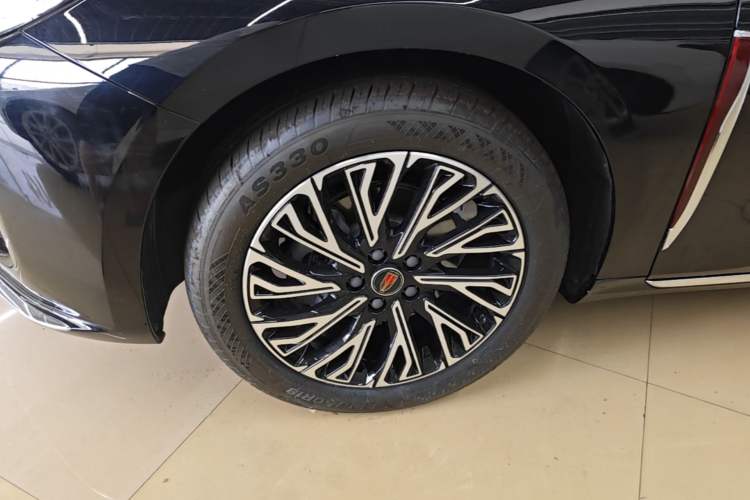 Used Hongqi H5 2025 2.0T Automatic Flag Edition – 500 000 Units Commemorative Version Left Front Wheel Hub