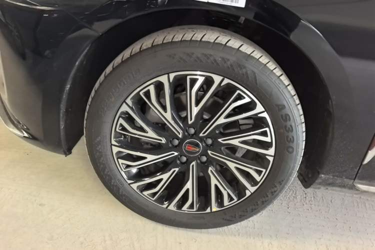 Used Hongqi H5 2025 2.0T Automatic Flag Edition – 500 000 Units Commemorative Version Left Front Wheel Hub