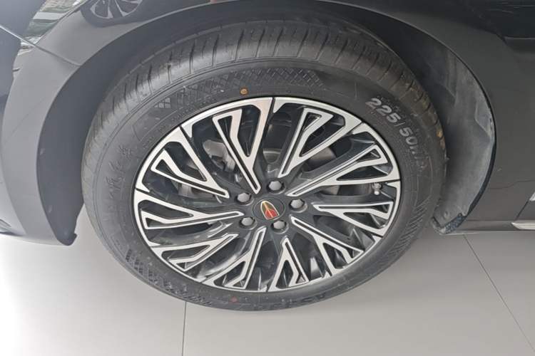 Used Hongqi H5 2025 2.0T Automatic Flag Edition – 500 000 Units Commemorative Version Left Front Wheel Hub