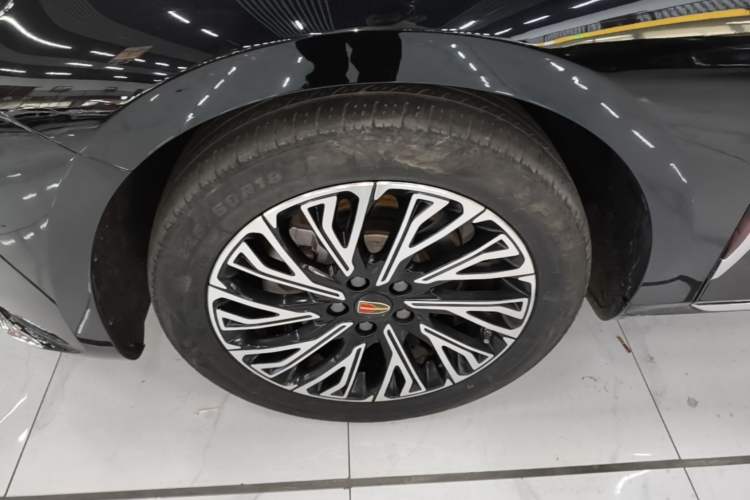 Used Hongqi H5 2025 2.0T Automatic Flag Edition – 500 000 Units Commemorative Version Left Front Wheel Hub