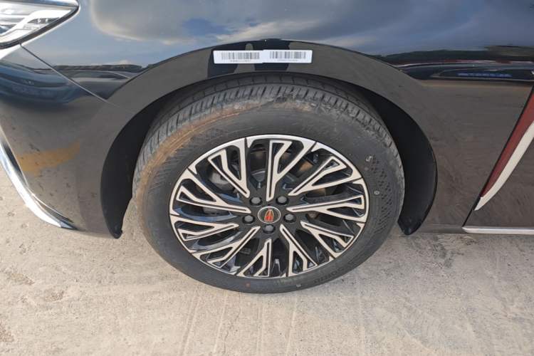 Used Hongqi H5 2025 2.0T Automatic Flag Edition – 500 000 Units Commemorative Version Left Front Wheel Hub