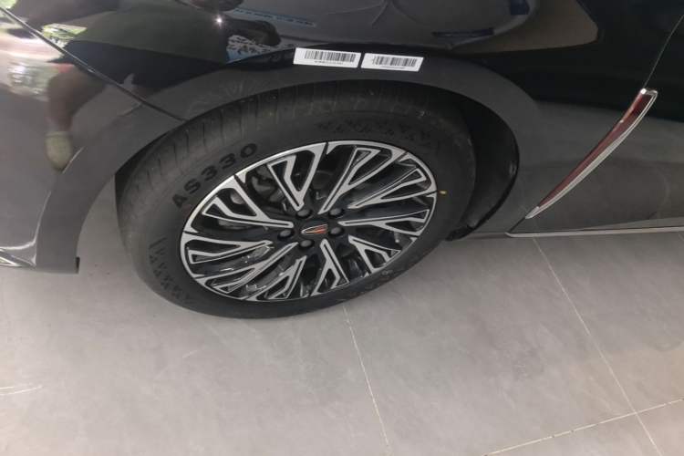 Used Hongqi H5 2025 2.0T Automatic Flag Edition – 500 000 Units Commemorative Version Left Front Wheel Hub