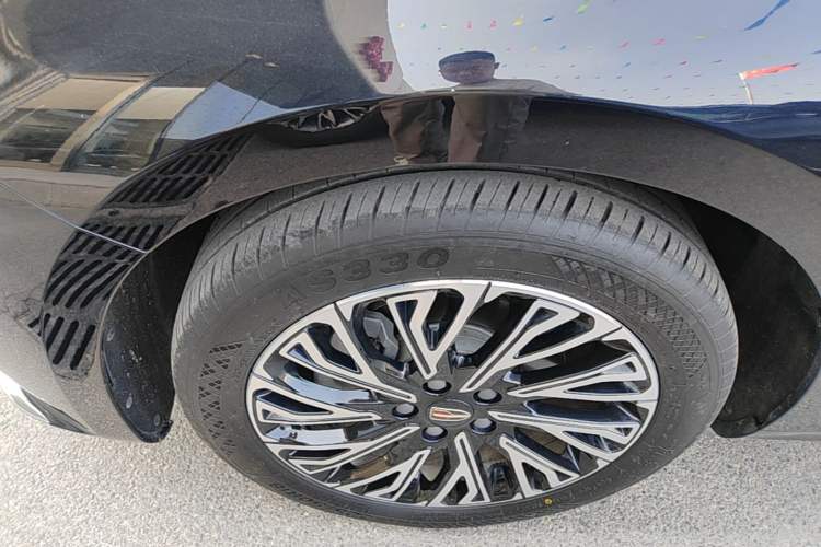 Used Hongqi H5 2025 2.0T Automatic Flag Edition – 500 000 Units Commemorative Version Left Front Wheel Hub