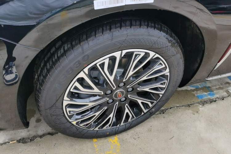 Used Hongqi H5 2025 2.0T Automatic Flag Edition – 500 000 Units Commemorative Version Left Front Wheel Hub