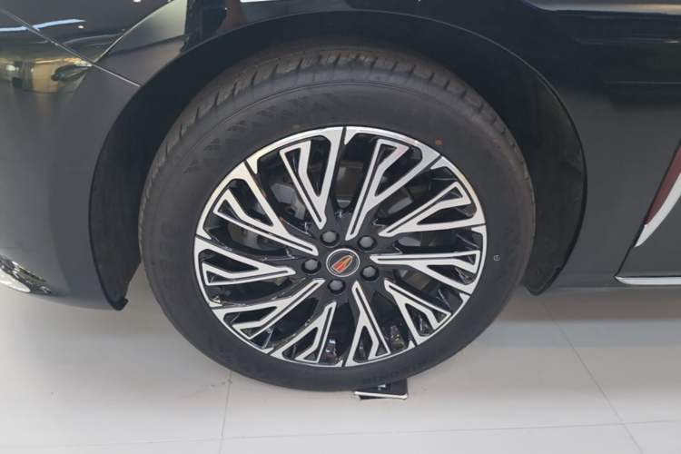 Used Hongqi H5 2025 2.0T Automatic Flag Edition – 500 000 Units Commemorative Version Left Front Wheel Hub