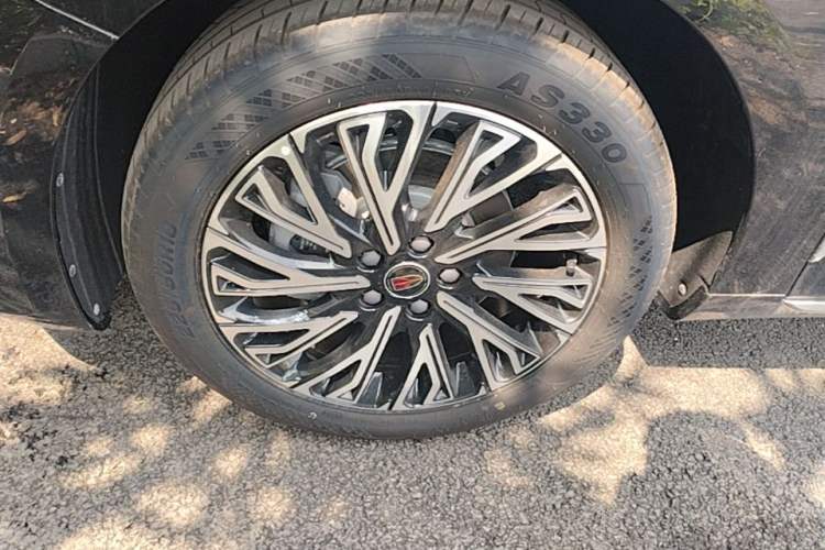 Used Hongqi H5 2025 2.0T Automatic Flag Edition – 500 000 Units Commemorative Version Left Front Wheel Hub