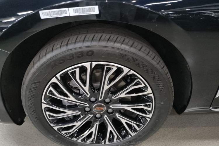 Used Hongqi H5 2025 2.0T Automatic Flag Edition – 500 000 Units Commemorative Version Left Front Wheel Hub