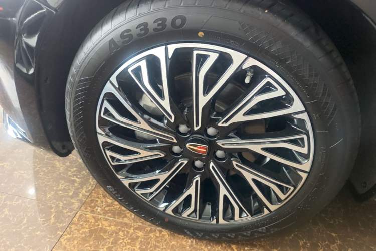 Used Hongqi H5 2025 2.0T Automatic Flag Edition – 500 000 Units Commemorative Version Left Front Wheel Hub
