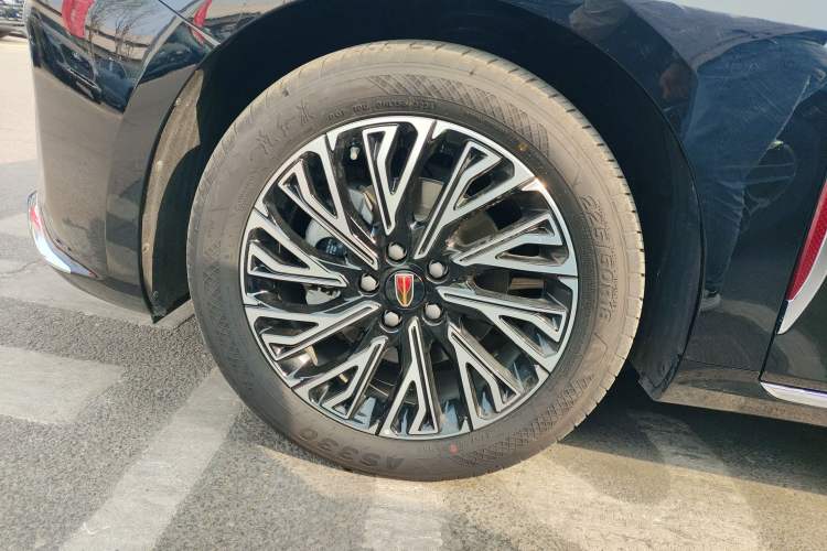 Used Hongqi H5 2025 2.0T Automatic Flag Edition – 500 000 Units Commemorative Version Left Front Wheel Hub