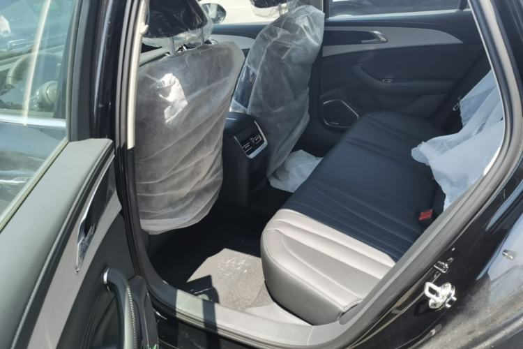 Used Hongqi H5 2025 2.0T Automatic Flag Edition – 500 000 Units Commemorative Version Left Rear Seat