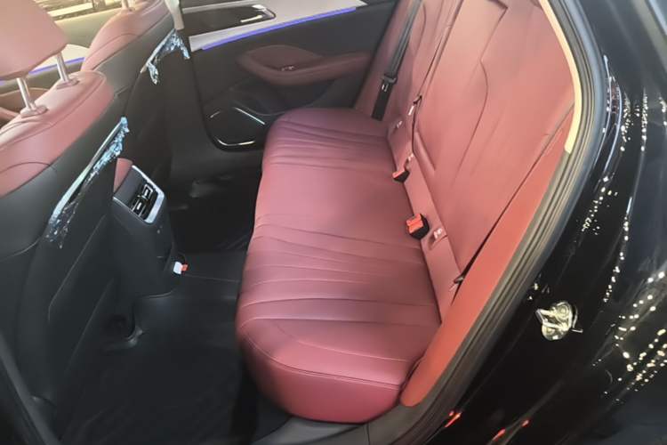 Used Hongqi H5 2025 2.0T Automatic Flag Edition – 500 000 Units Commemorative Version Left Rear Seat