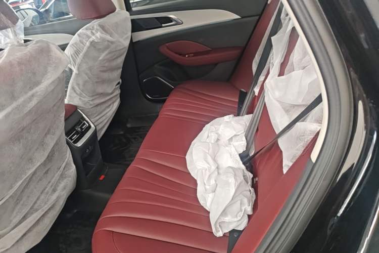 Used Hongqi H5 2025 2.0T Automatic Flag Edition – 500 000 Units Commemorative Version Left Rear Seat