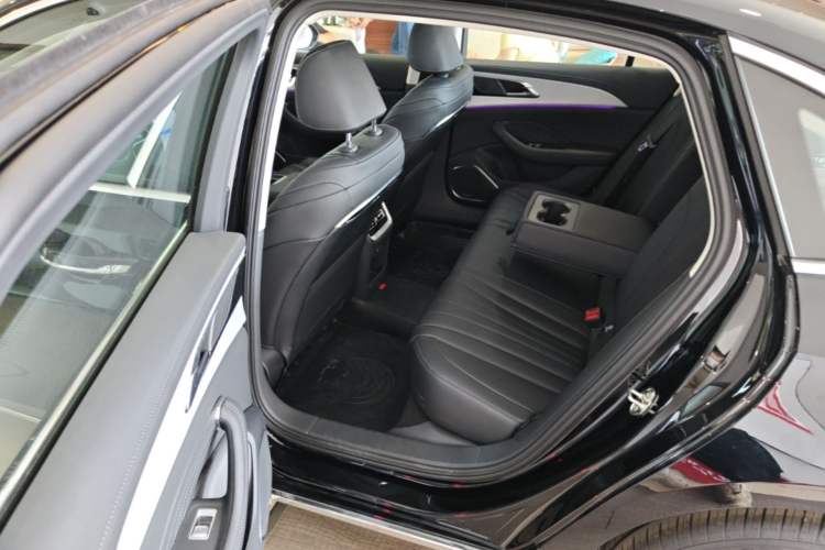 Used Hongqi H5 2025 2.0T Automatic Flag Edition – 500 000 Units Commemorative Version Left Rear Seat