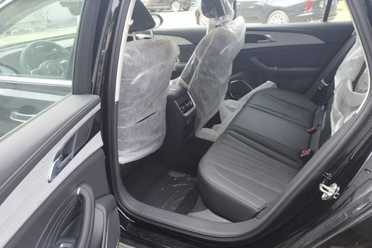 Used Hongqi H5 2025 2.0T Automatic Flag Edition – 500 000 Units Commemorative Version Left Rear Seat