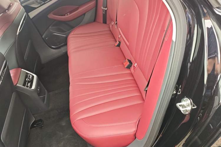 Used Hongqi H5 2025 2.0T Automatic Flag Edition – 500 000 Units Commemorative Version Left Rear Seat