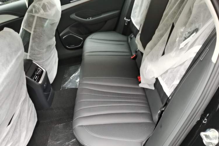 Used Hongqi H5 2025 2.0T Automatic Flag Edition – 500 000 Units Commemorative Version Left Rear Seat