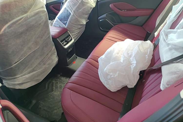 Used Hongqi H5 2025 2.0T Automatic Flag Edition – 500 000 Units Commemorative Version Left Rear Seat