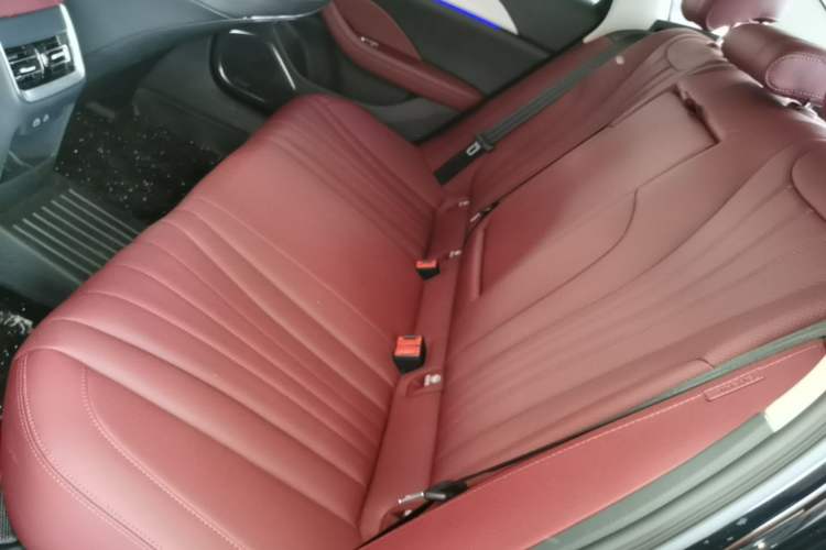 Used Hongqi H5 2025 2.0T Automatic Flag Edition – 500 000 Units Commemorative Version Left Rear Seat