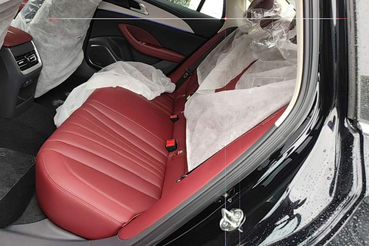 Used Hongqi H5 2025 2.0T Automatic Flag Edition – 500 000 Units Commemorative Version Left Rear Seat