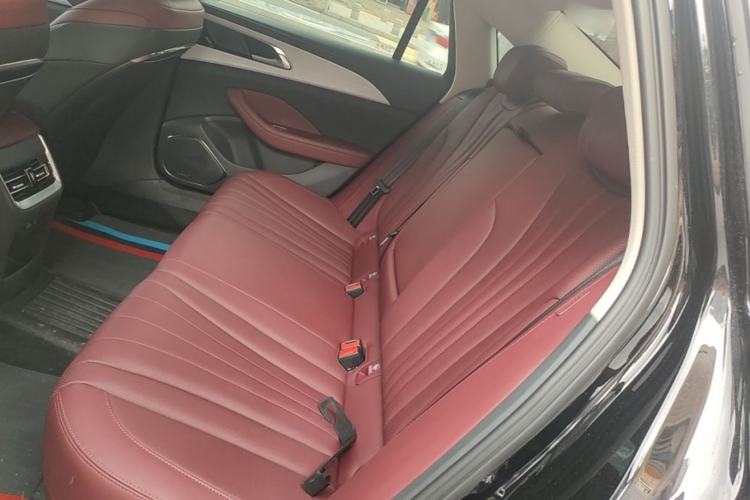 Used Hongqi H5 2025 2.0T Automatic Flag Edition – 500 000 Units Commemorative Version Left Rear Seat