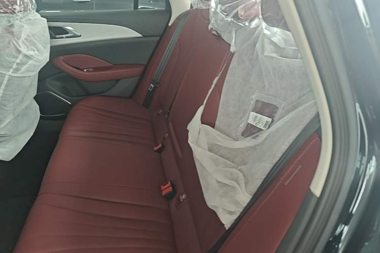 Used Hongqi H5 2025 2.0T Automatic Flag Edition – 500 000 Units Commemorative Version Left Rear Seat