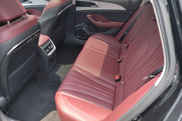Used Hongqi H5 2025 2.0T Automatic Flag Edition – 500 000 Units Commemorative Version Left Rear Seat
