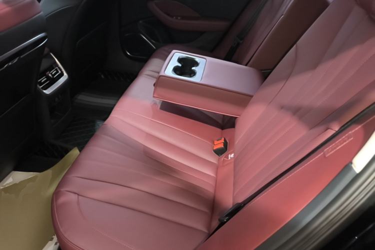 Used Hongqi H5 2025 2.0T Automatic Flag Edition – 500 000 Units Commemorative Version Left Rear Seat